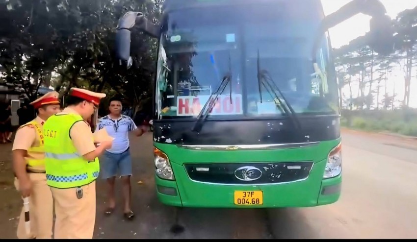 CSGT kiểm tra xe khách 37F-004.68 vi phạm các quy định về trật tự giao thông đường bộ