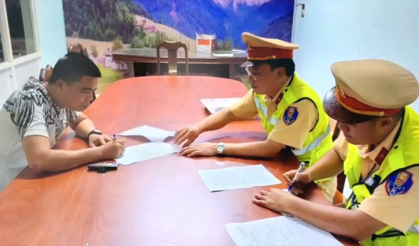 Tài xế Hoàng Viết Hùng ký vào biên bản vi phạm hành chính