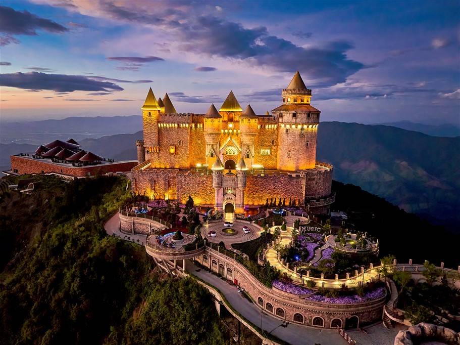 Sun World Ba Na Hills sở hữu nhiều công trình du lịch biểu tượng và trải nghiệm hấp dẫn du khách trong và ngoài nước