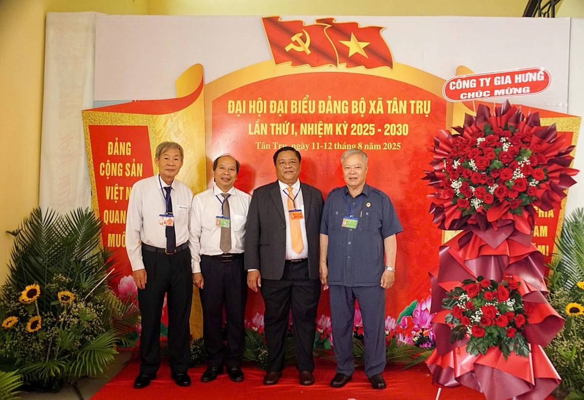 Bí thư Đảng ủy xã Tân Trụ Đặng Hoàng Tuấn chụp ảnh kỷ niệm cùng các đại biểu về tham dự Đại hội.