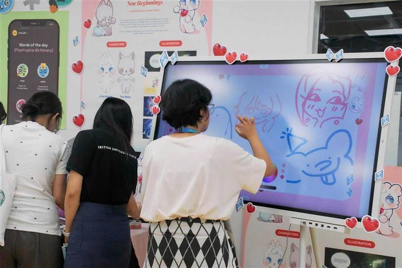 Khách tham quan trải nghiệm sản phẩm của các bạn sinh viên  