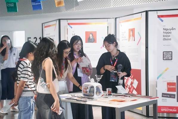 Mãn nhãn với loạt tác phẩm sáng tạo tại triển lãm nghệ thuật của sinh viên BUV