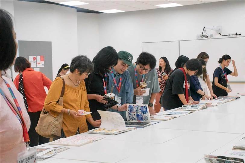 Phòng trưng bày sản phẩm của các sinh viên năm nhất cũng thu hút nhiều khách tham quan