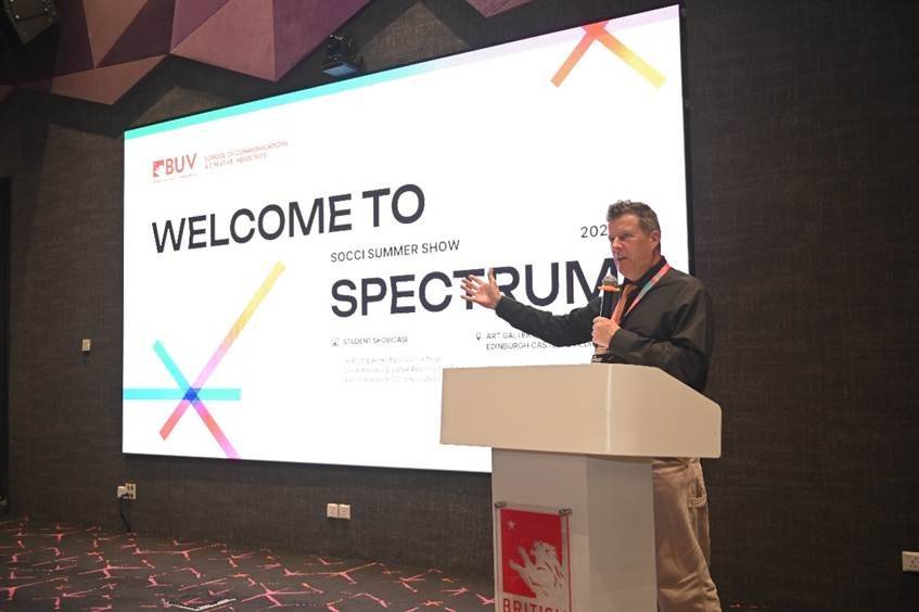 Phó hiệu trưởng Rick Bennet chia sẻ tại Lễ Khai mạc Triển lãm 