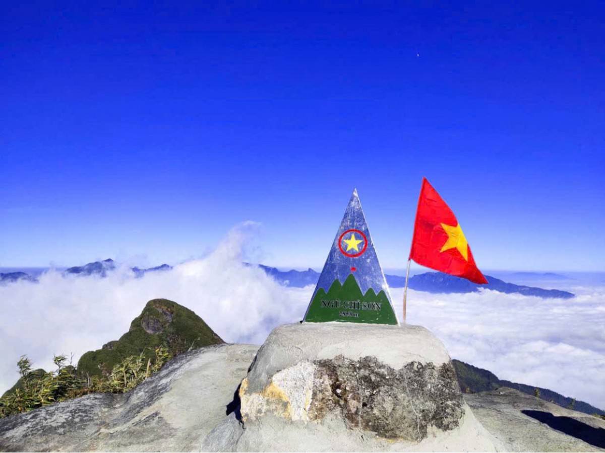 Đỉnh Ngũ Chỉ Sơn cao 2.858m. Đây là ngọn núi cao thứ 15 của Việt Nam, là mục tiêu chinh phục của rất nhiều tín đồ leo núi.