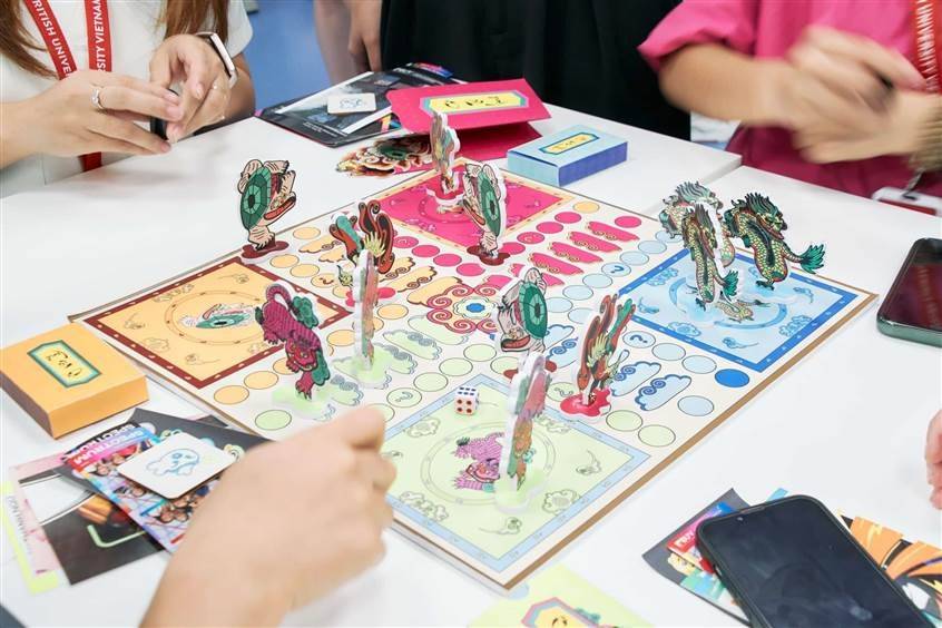 Mãn nhãn với loạt tác phẩm sáng tạo tại triển lãm nghệ thuật của sinh viên BUV