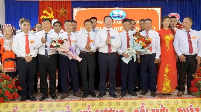 Trưởng ban Tuyên giáo và Dân vận Tỉnh ủy Trần Mạnh Lợi tặng hoa chúc mừng Ban Chấp hành Đảng bộ xã Quảng Nguyên, nhiệm kỳ 2025 - 2030.