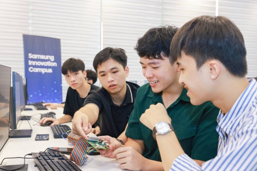 Nhóm sinh viên hào hứng trao đổi kiến thức tại lớp học Samsung Innovation Campus