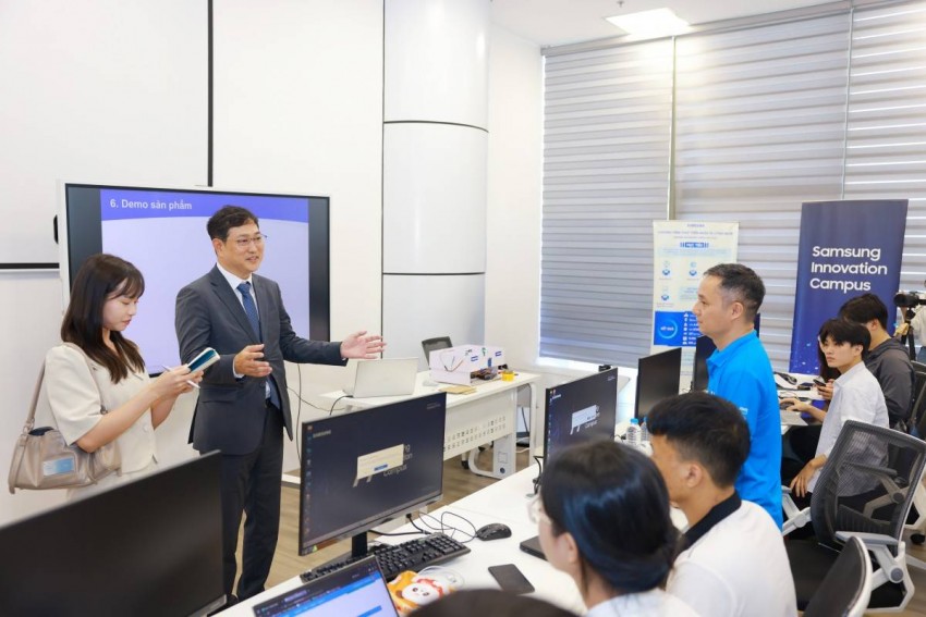 Ông Kim Yong Sup, Phó Tổng Giám đốc Samsung Việt Nam chia sẻ tại lớp học SIC tại NIC