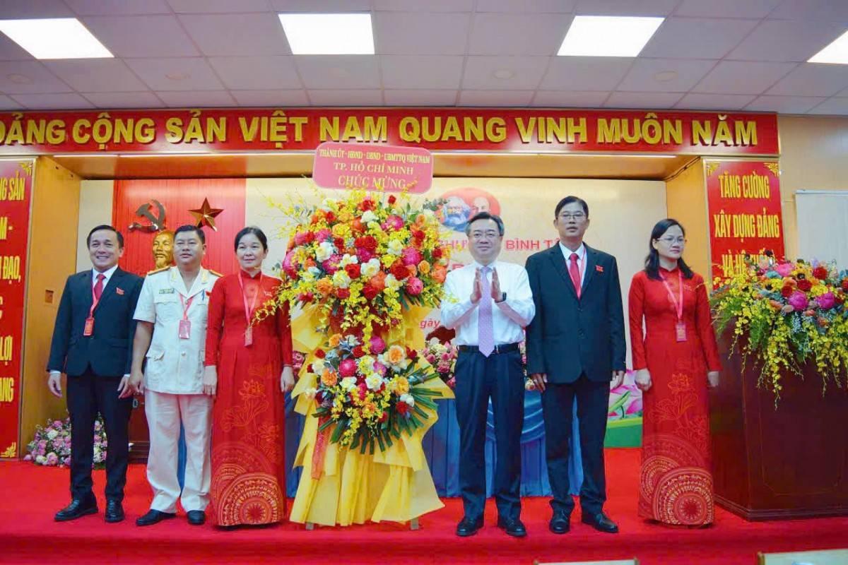 Phó bí thư thường trực TP.HCM Nguyễn Thanh Nghị (thứ ba từ phải sang) tặng hoa của Thành ủy TP.HCM chúc mừng đại hội