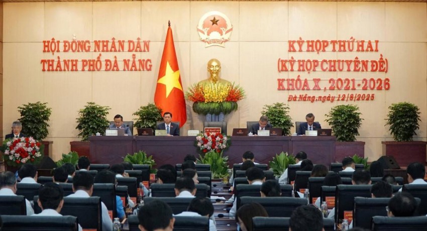 Tại kỳ họp, HĐND thành phố đã thảo luận, thông qua 16 nghị quyết quan trọng trên các lĩnh vực tổ chức - biên chế, tài chính - ngân sách, quy hoạch - đô thị…