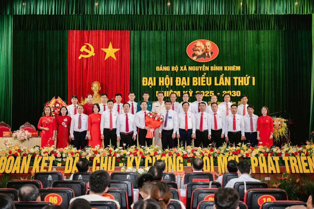 Đồng chí Bùi Văn Thăng tặng hoa chúc mừng các đồng chí trong Ban chấp hành Đảng bộ xã Nguyễn Bỉnh Khiêm