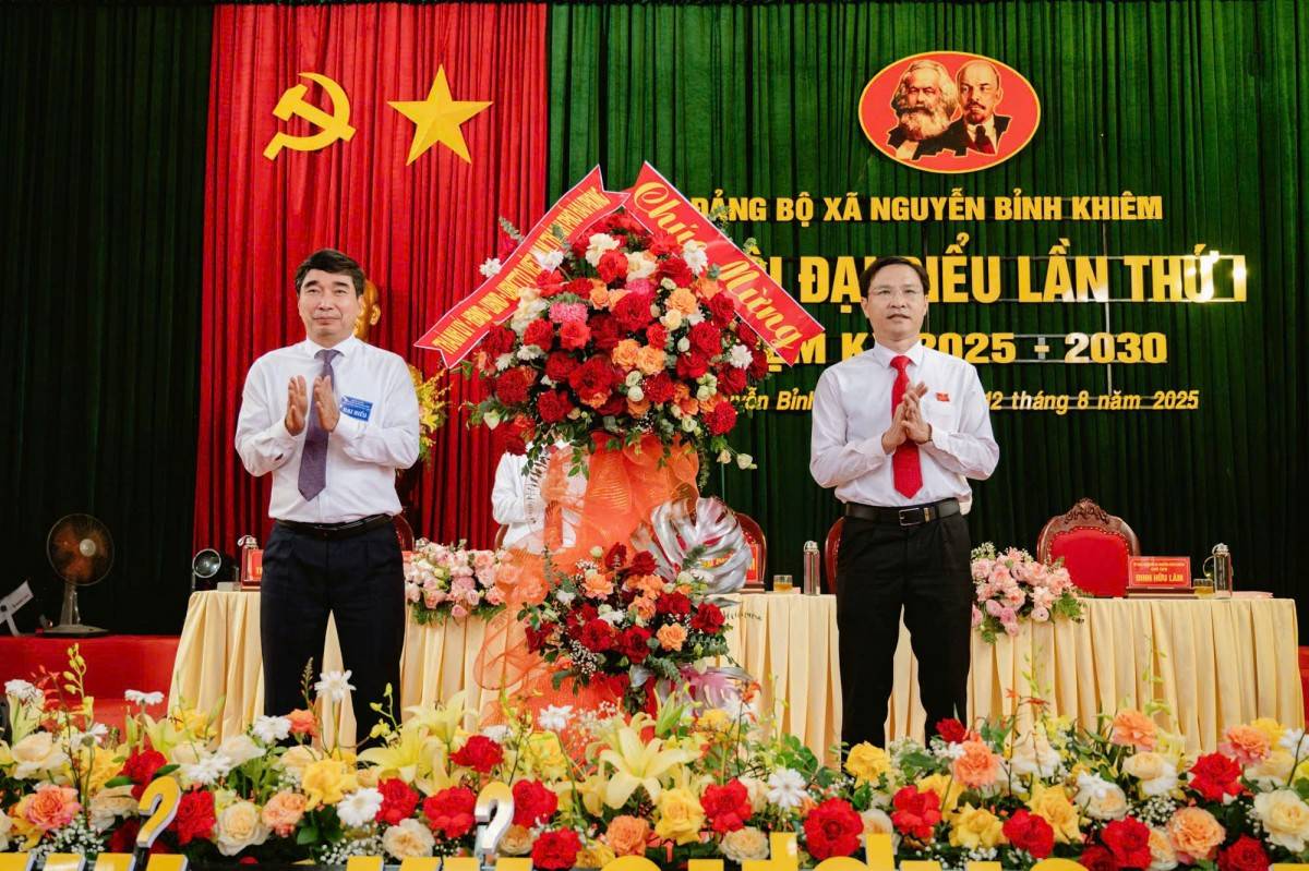 Đồng chí Bùi Văn Thăng, Thành ủy viên, Giám đốc Sở Nông Nghiệp và Môi trường; Trưởng Đoàn công tác số 15 của Thành ủy trao lẵng hoa của Thành ủy, HĐND, UBND thành phố đến Đại hội