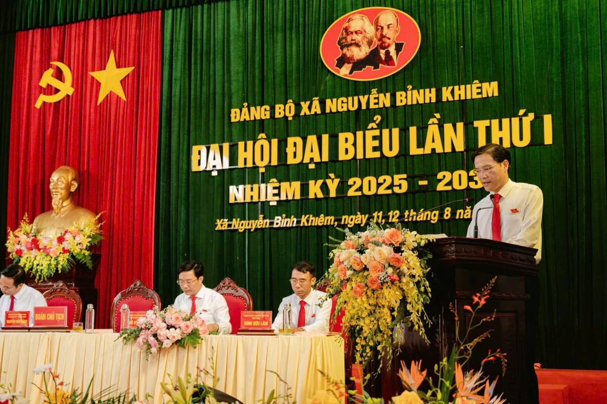 Đồng chí Nguyễn Đức Cảnh, Bí thư Đảng bộ, Chủ tịch HĐND xã Nguyễn Bỉnh Khiêm phát biểu tiếp thu ý kiến chỉ đạo của cấp trên tại Đại hội