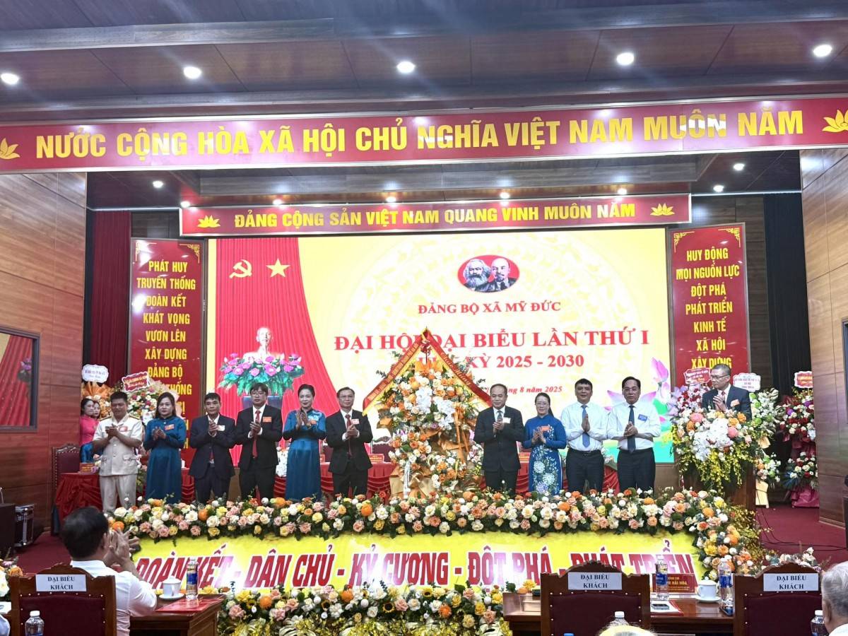 Thành ủy, HĐND, UBND, UBMT Tổ quốc Thành phố Hà Nội chúc mừng Đại hội