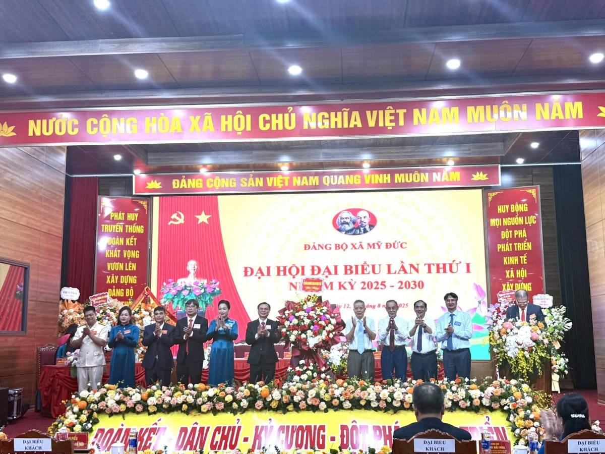 Nguyên Lãnh đạo Huyện Mỹ Đức (cũ) tặng hoa chúc mừng Đại hội