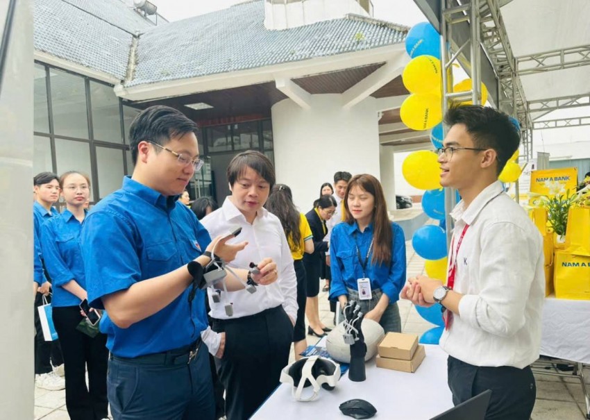 Các đại biểu tham quan tìm hiểu sản phẩm sáng tạo tại ngày hội. 