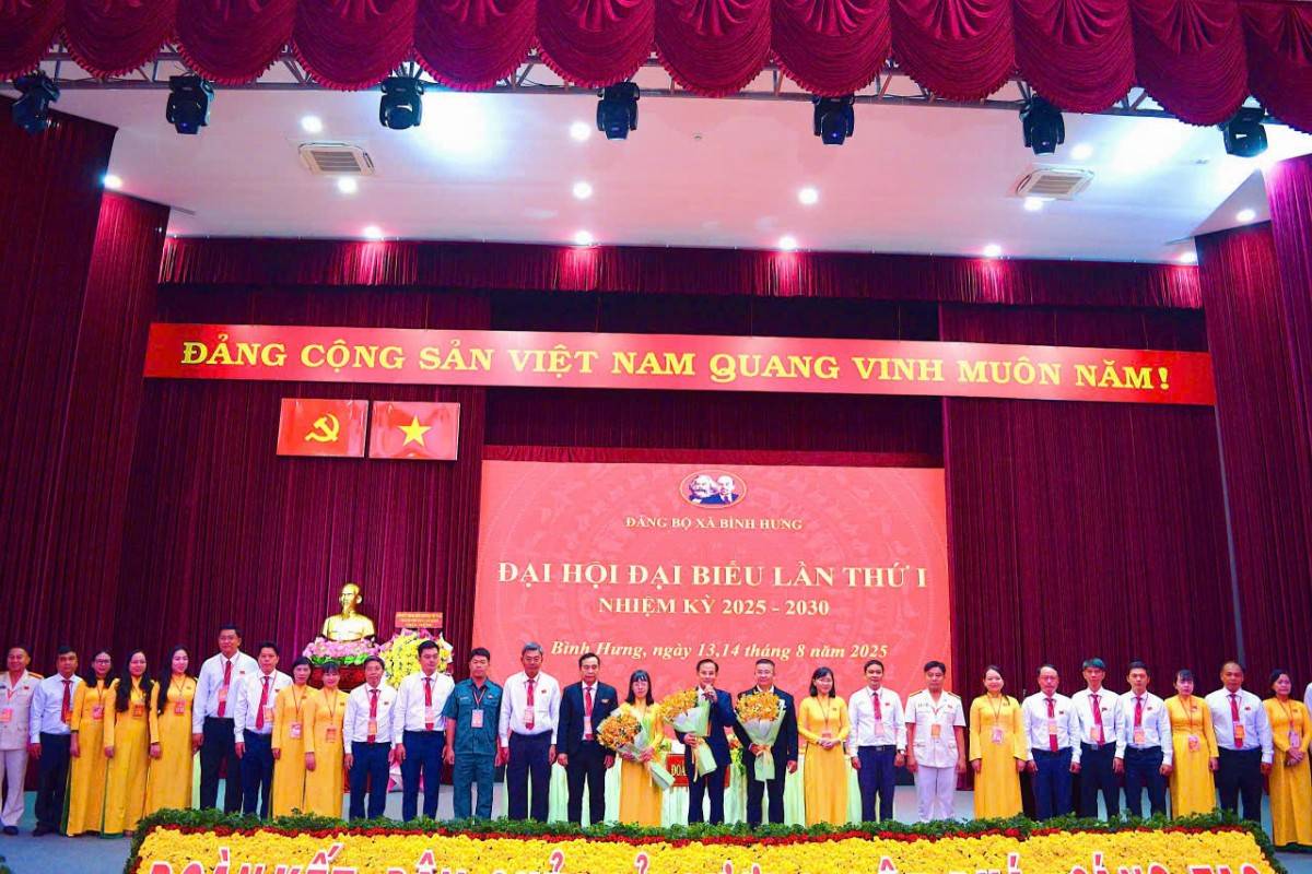 Ban chấp hành Đảng bộ xã Bình Hưng ra mắt Đại hội.