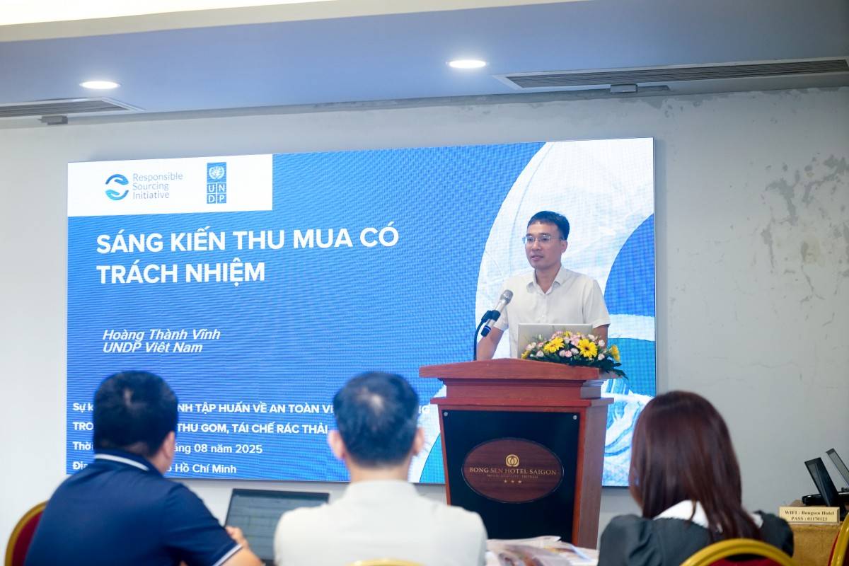 Ông Hoàng Thành Vĩnh, đại diện UNDP Việt Nam, chia sẻ về sáng kiến thu mua có trách nhiệm trong chuỗi giá trị tái chế nhựa tại Việt Nam