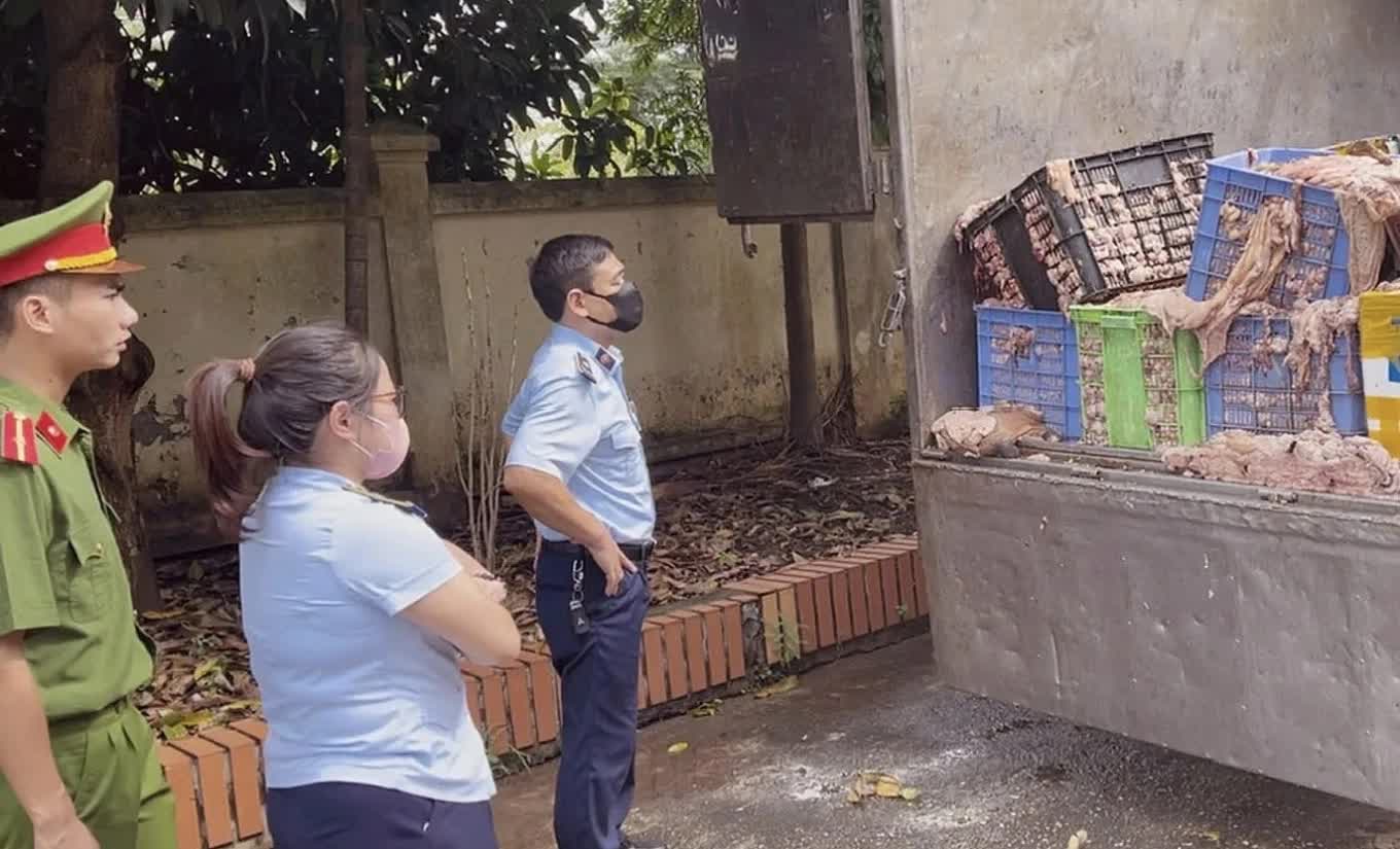 Hà Nội: Phát hiện hơn 2 tấn mỡ, da bò bốc mùi