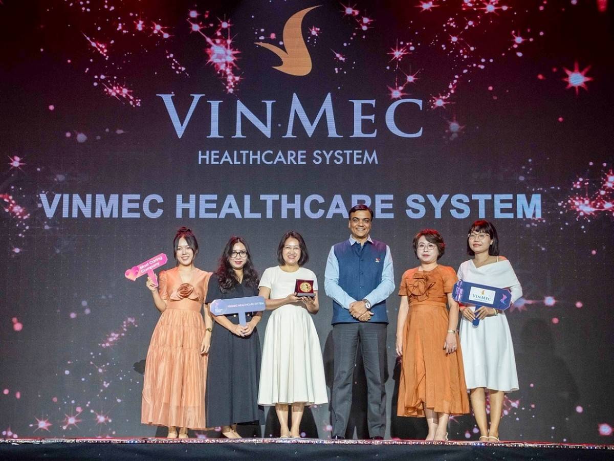 Đại diện Hệ thống Y tế Vinmec nhận Most Caring Company Awards  tại Lễ trao giải HR Asia Awards 2025