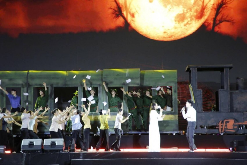 Hào khí mùa thu âm vang từ Quảng trường lịch sử