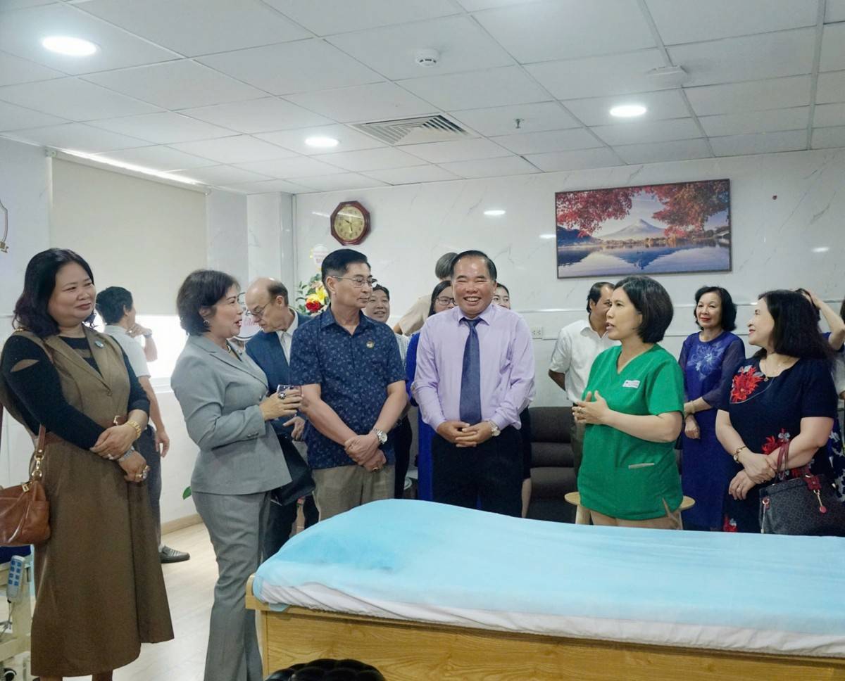 Ông Phạm Thế Đồng – Chủ tịch HĐQT Hệ thống Bệnh viện SAIGON-ITO cùng các khách mời tham quan đơn vị Vật lý trị liệu Việt – Nhật