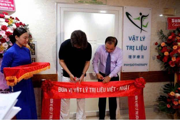 Ông Phạm Thế Đồng – Chủ tịch HĐQT Hệ thống Bệnh viện SAIGON-ITO và TS.BS Nobuhito Nagata – Chủ tịch Tập đoàn Yushokai  cắt băng khai trương Đơn vị Vật lý trị liệu Việt – Nhật 