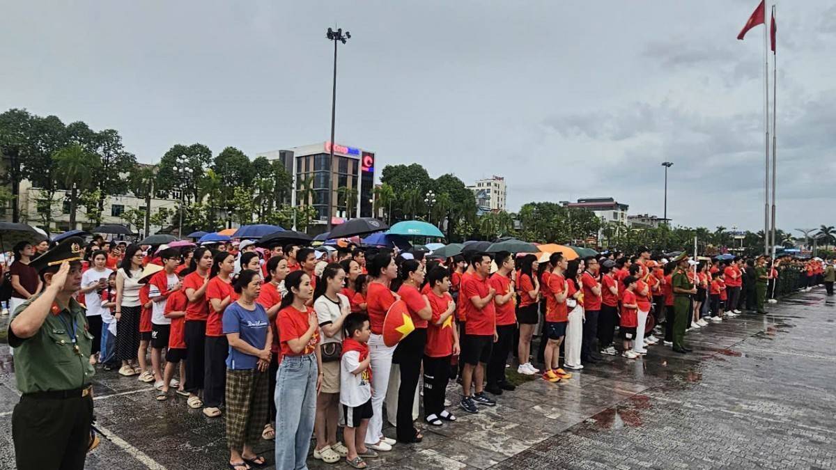 Thanh Hóa: Biển người “nhuộm đỏ” quảng trường Lam Sơn