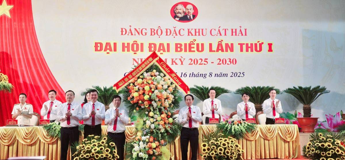 Bí thư Thành ủy Hải Phòng Lê Tiến Châu tặng hoa chúc mừng