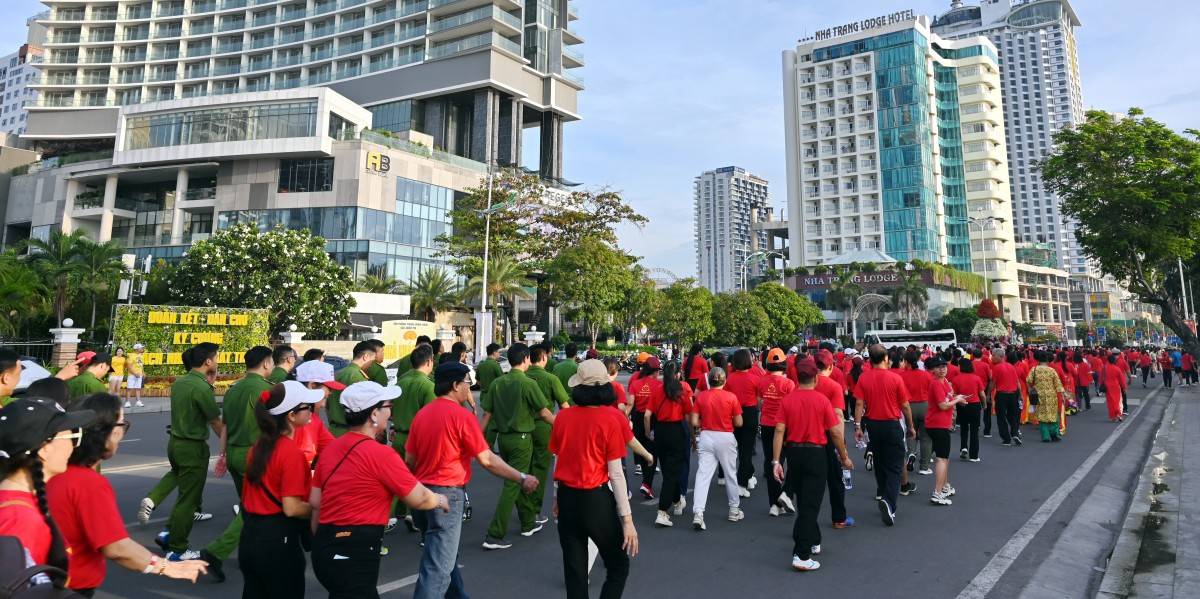 Chào cờ Tôi yêu tổ quốc tôi  “1 tỷ bước chân tiến vào kỷ nguyên mới” tại Khánh Hòa