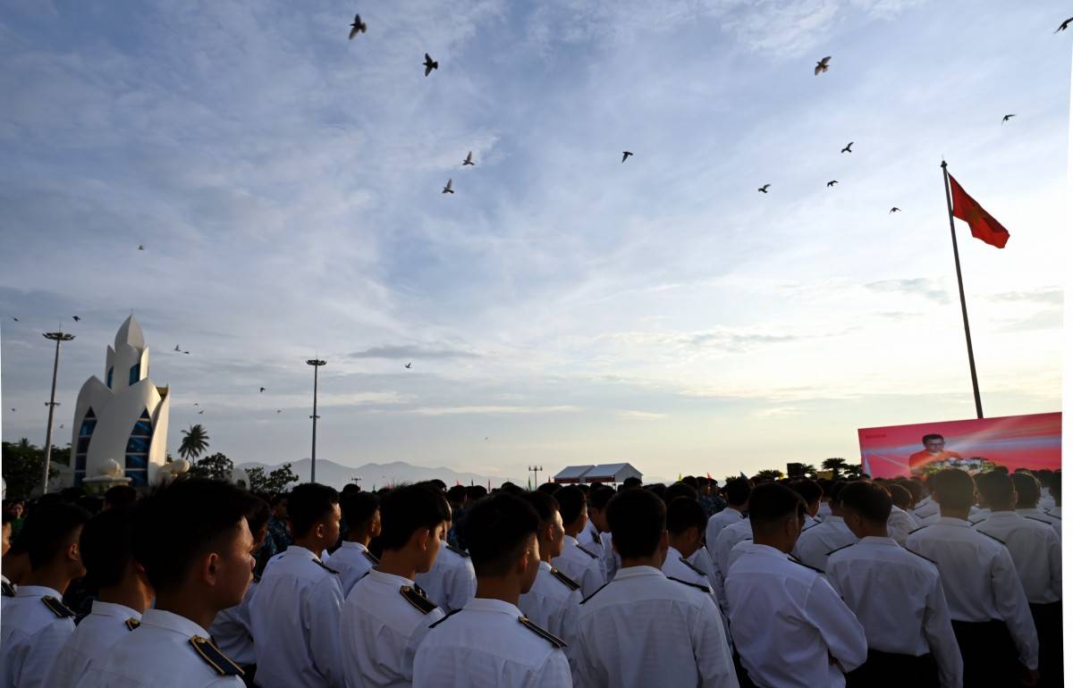 Chào cờ Tôi yêu tổ quốc tôi  “1 tỷ bước chân tiến vào kỷ nguyên mới” tại Khánh Hòa