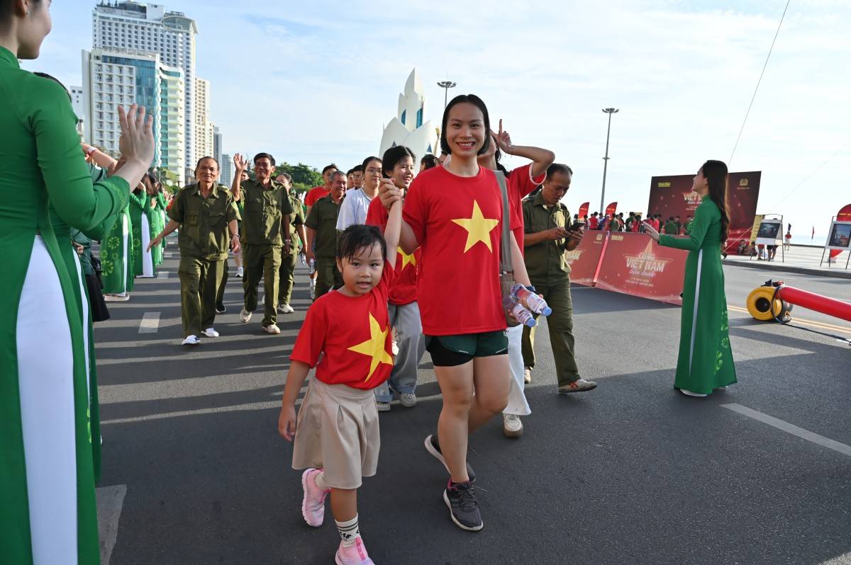 Chào cờ Tôi yêu tổ quốc tôi  “1 tỷ bước chân tiến vào kỷ nguyên mới” tại Khánh Hòa