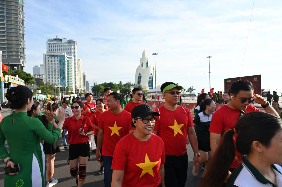 Chào cờ Tôi yêu tổ quốc tôi  “1 tỷ bước chân tiến vào kỷ nguyên mới” tại Khánh Hòa