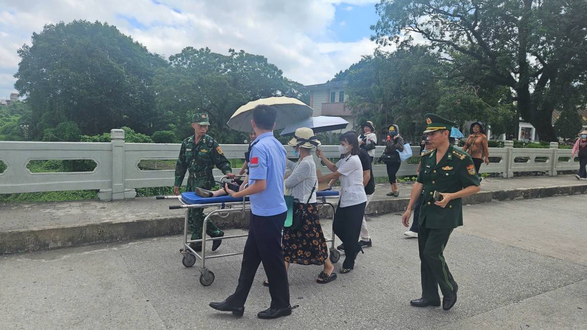 Ngay khi phát hiện tình huống, cán bộ Trạm Biên phòng CKQT Móng Cái đã nhanh chóng tiếp cận, tiến hành sơ cứu ban đầu.