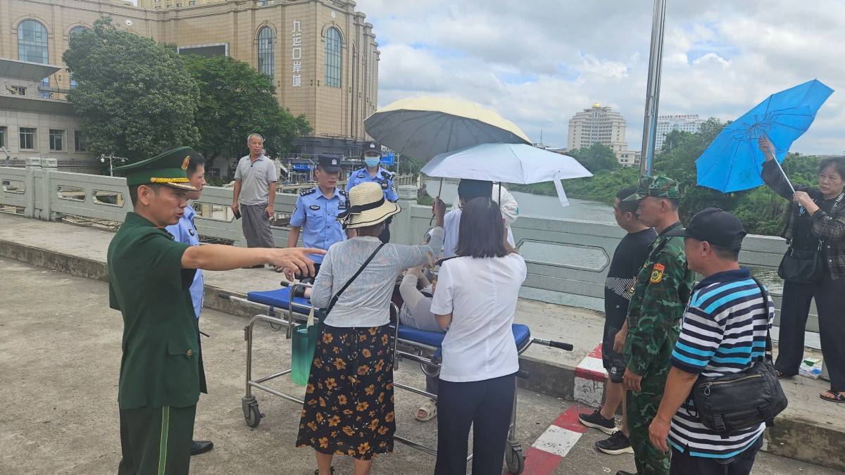 Kịp thời cứu giúp công dân Trung Quốc ngất xỉu tại Cửa khẩu Quốc tế Móng Cái