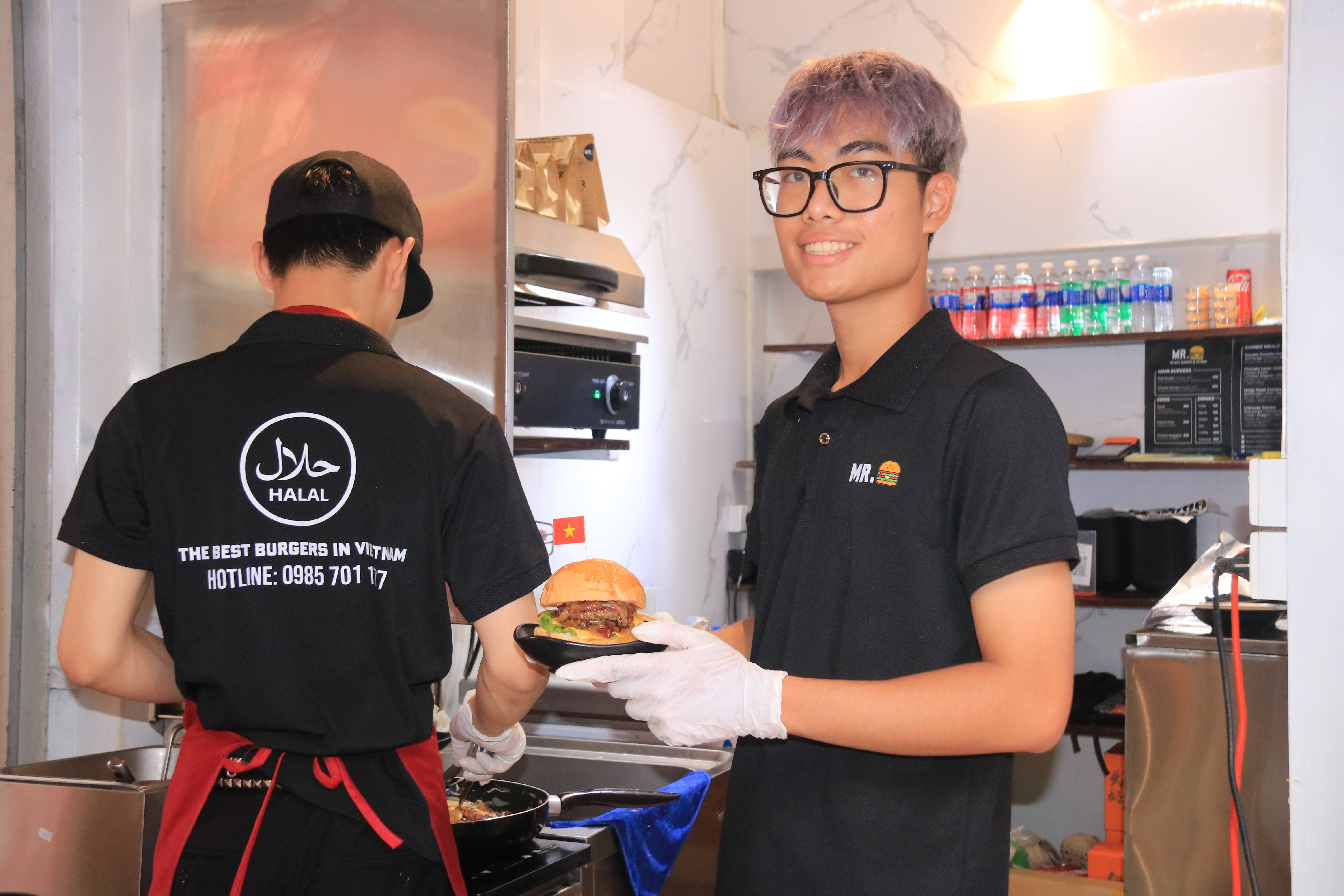 Hoàng Hải Anh và nhóm bạn trẻ ra mắt MR. Burgers – điểm hẹn ẩm thực Halal Hà Nội
