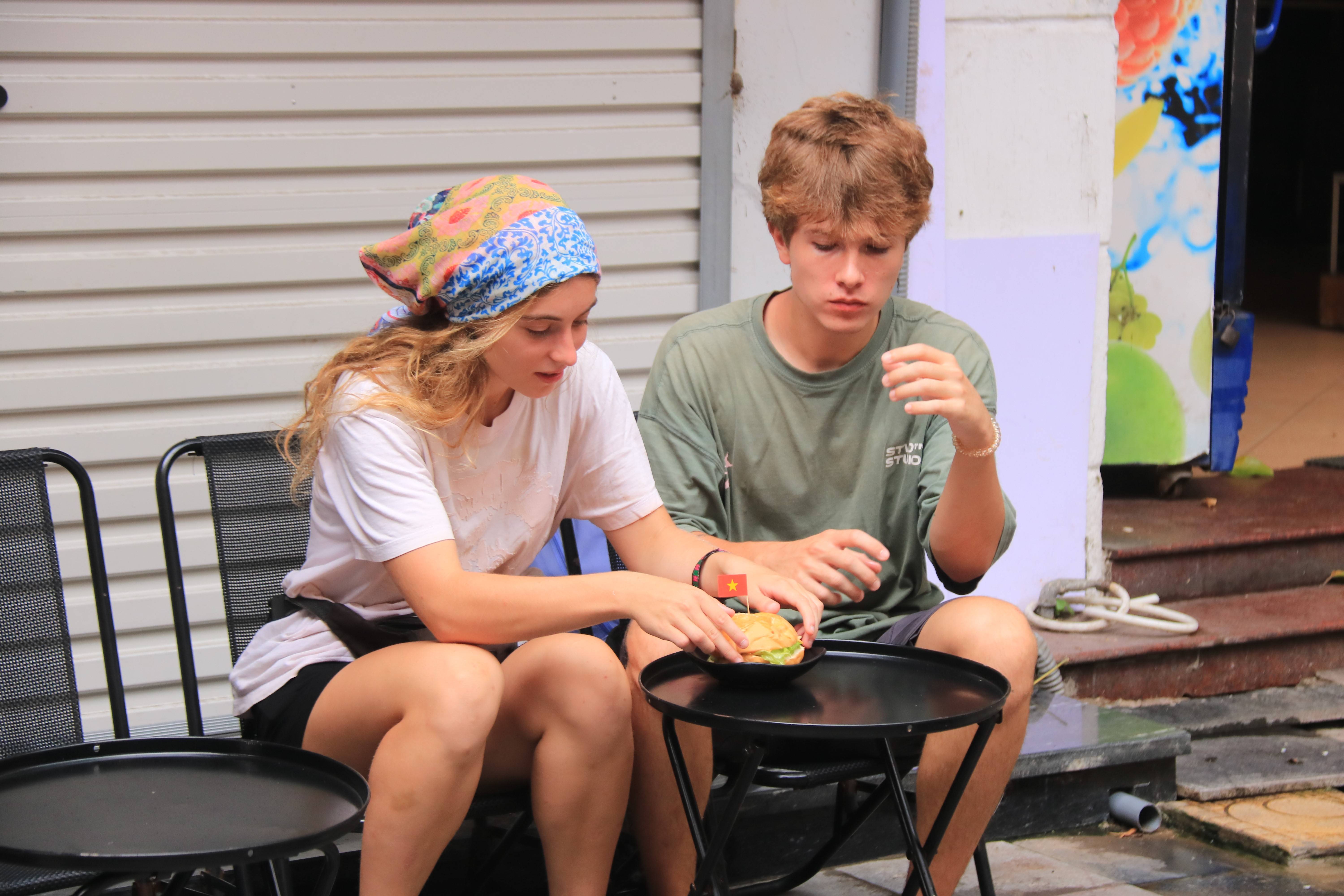 Hoàng Hải Anh và nhóm bạn trẻ ra mắt MR. Burgers – điểm hẹn ẩm thực Halal Hà Nội