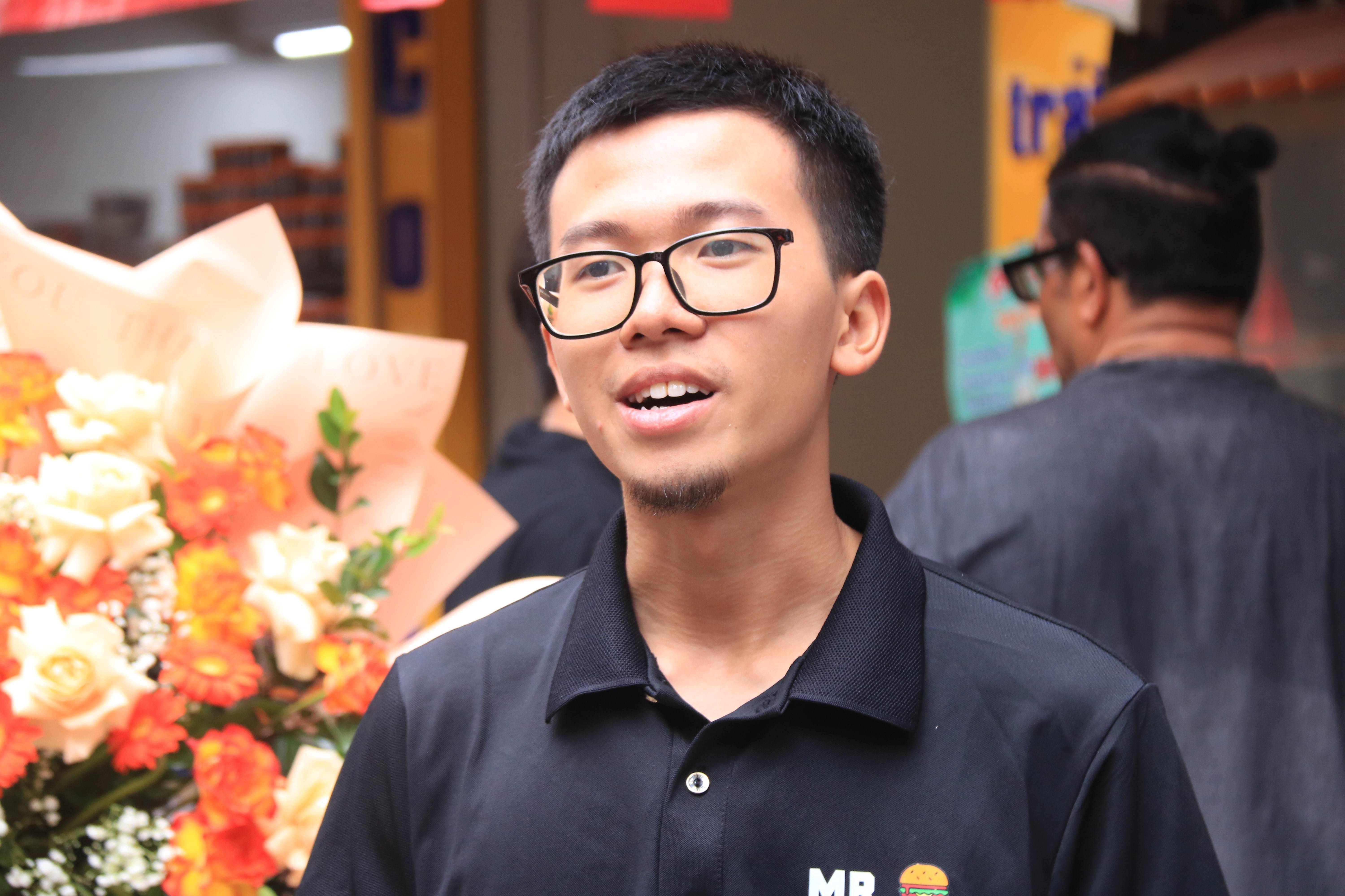 Hoàng Hải Anh và nhóm bạn trẻ ra mắt MR. Burgers – điểm hẹn ẩm thực Halal Hà Nội