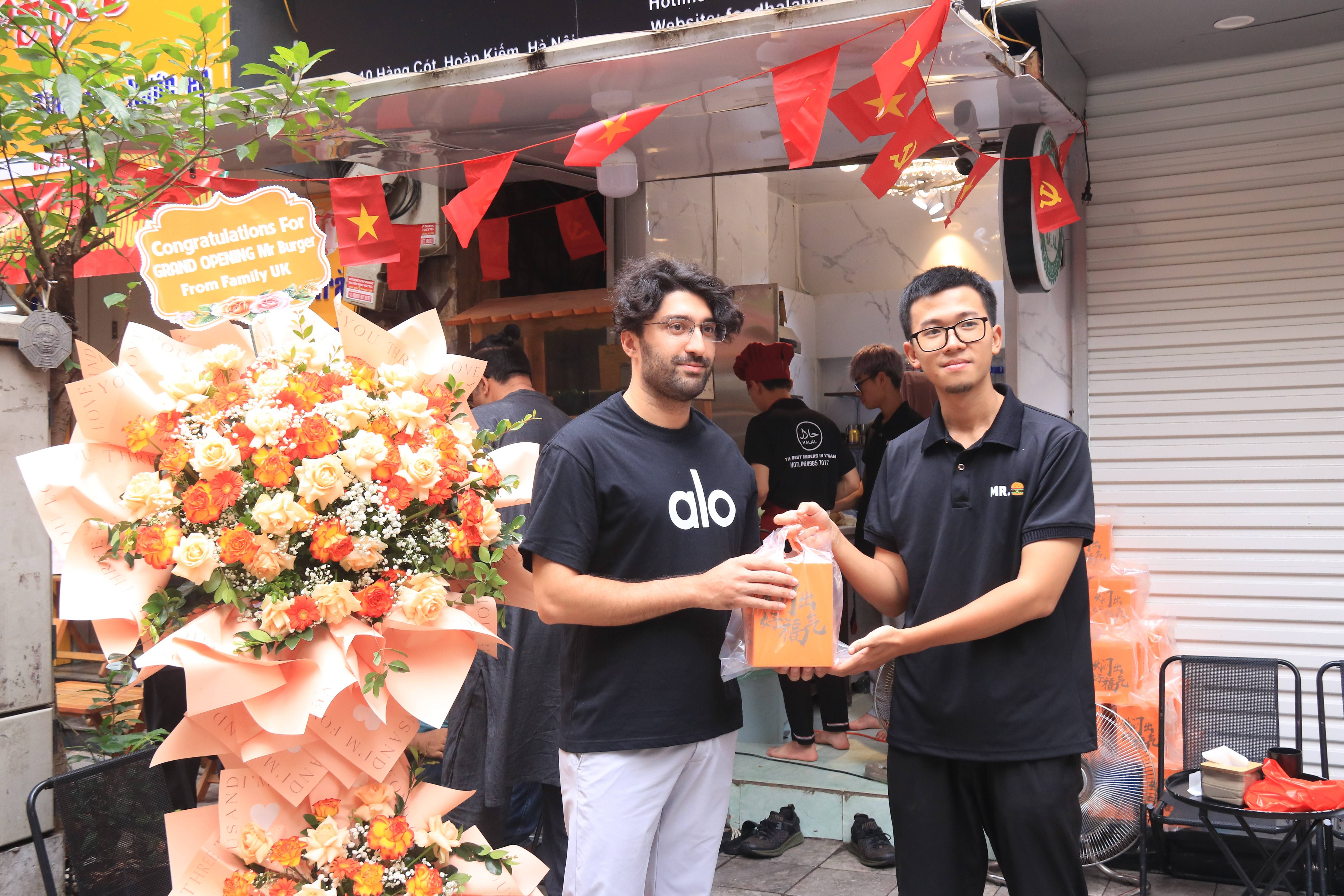 Hoàng Hải Anh và nhóm bạn trẻ ra mắt MR. Burgers – điểm hẹn ẩm thực Halal Hà Nội