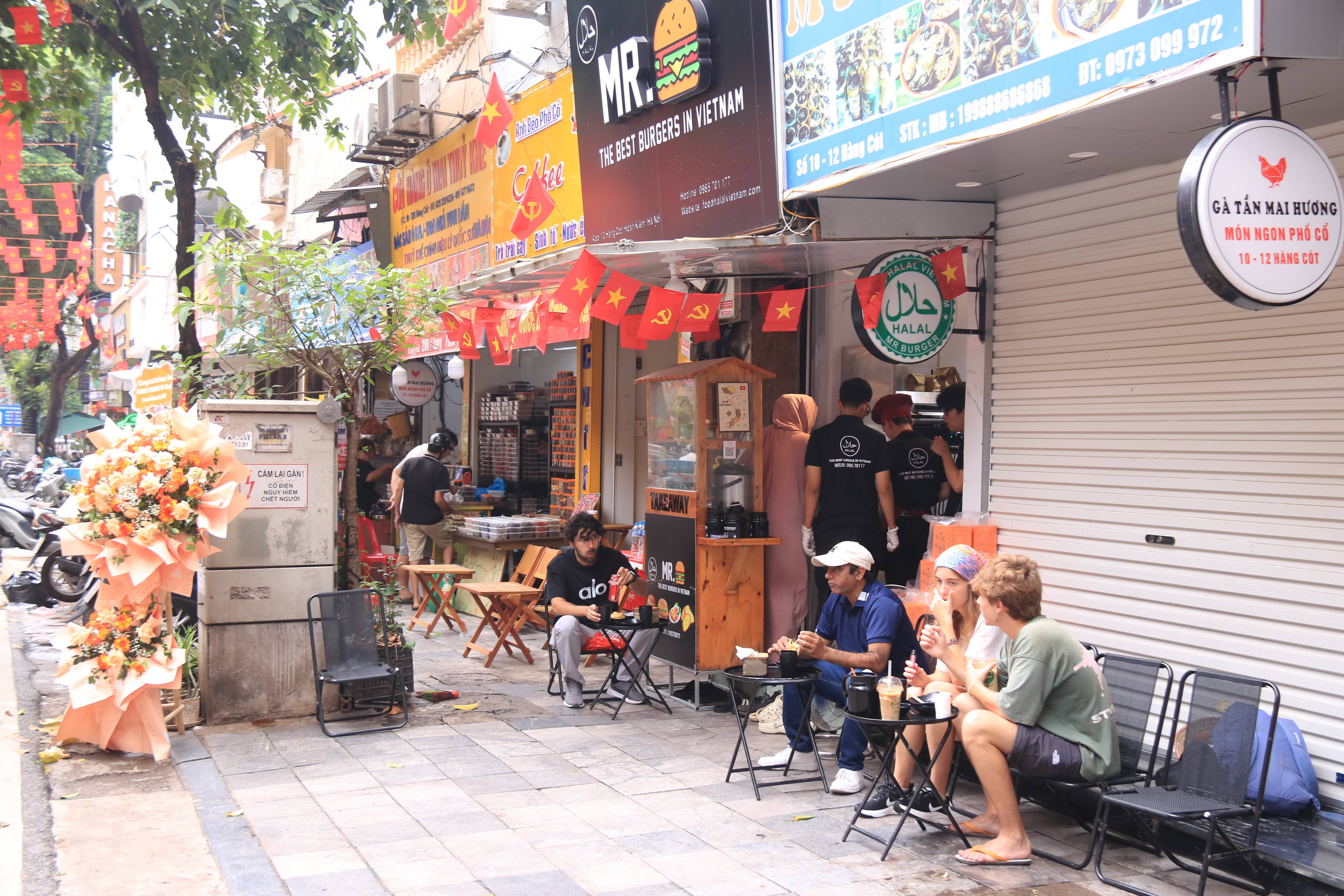 Hoàng Hải Anh và nhóm bạn trẻ ra mắt MR. Burgers – điểm hẹn ẩm thực Halal Hà Nội