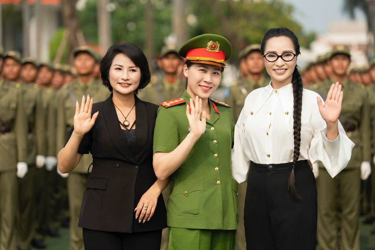 Doanh nhân Trần Thị Lan trao quà tri ân, tiếp sức cán bộ chiến sĩ Công an nhân dân