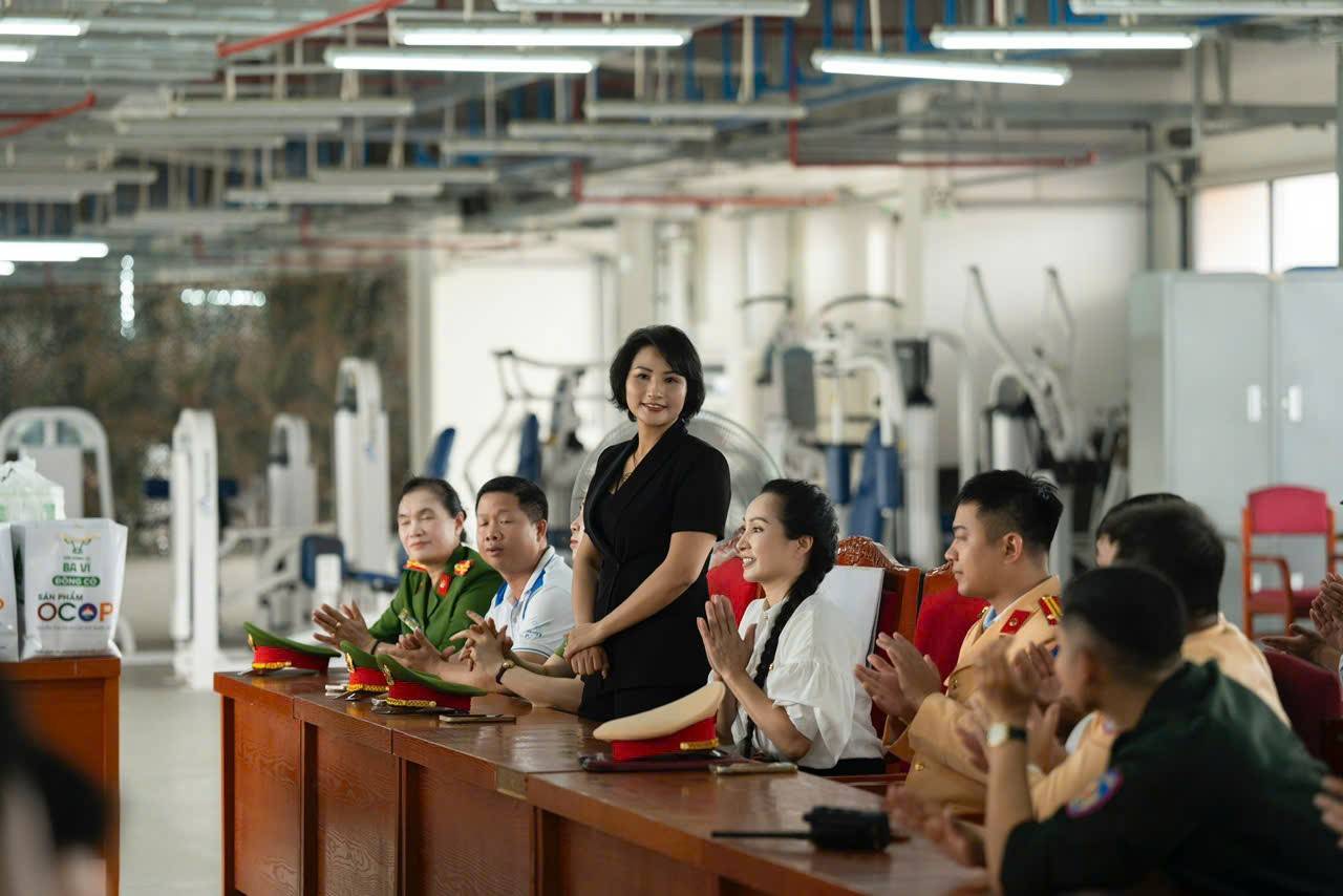 Doanh nhân Trần Thị Lan trao quà tri ân, tiếp sức cán bộ chiến sĩ Công an nhân dân