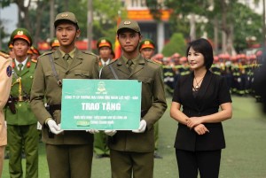 Doanh nhân Trần Thị Lan trao quà tri ân, tiếp sức cán bộ chiến sĩ Công an nhân dân