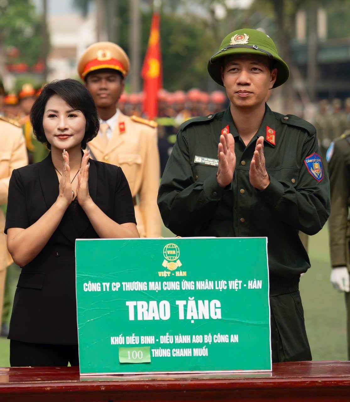 Doanh nhân Trần Thị Lan trao quà tri ân, tiếp sức cán bộ chiến sĩ Công an nhân dân