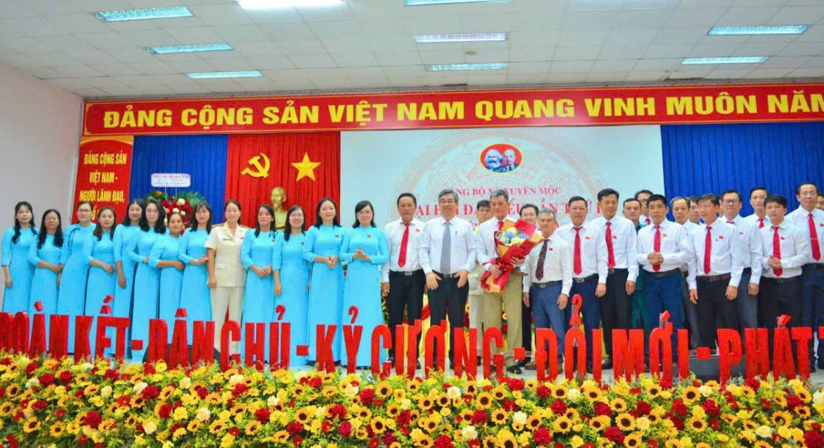 Ban Chấp hành Đảng bộ xã Vĩnh Lộc ra mắt đại hội. Ảnh- Hoàng Lân