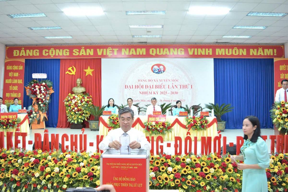 Các đại biểu quyên góp ủng hộ đồng bào gặp thiên tai bão lũ tại đại hội