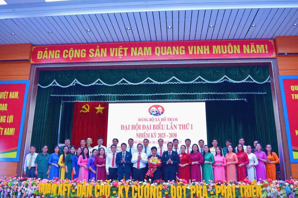 Ban Chấp hành Đảng bộ xã Xuyên Mộc ra mắt đại hội (Ảnh: Hoàng Lân)