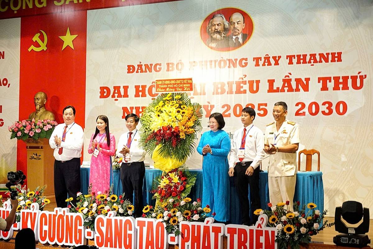 Bà Văn Thị Bạch Tuyết - Ủy viên Ban thường vụ Thành ủy, Trưởng Ban tổ chức Thành ủy TP. Hồ Chí Minh tặng hoa chúc mừng Đại hội.