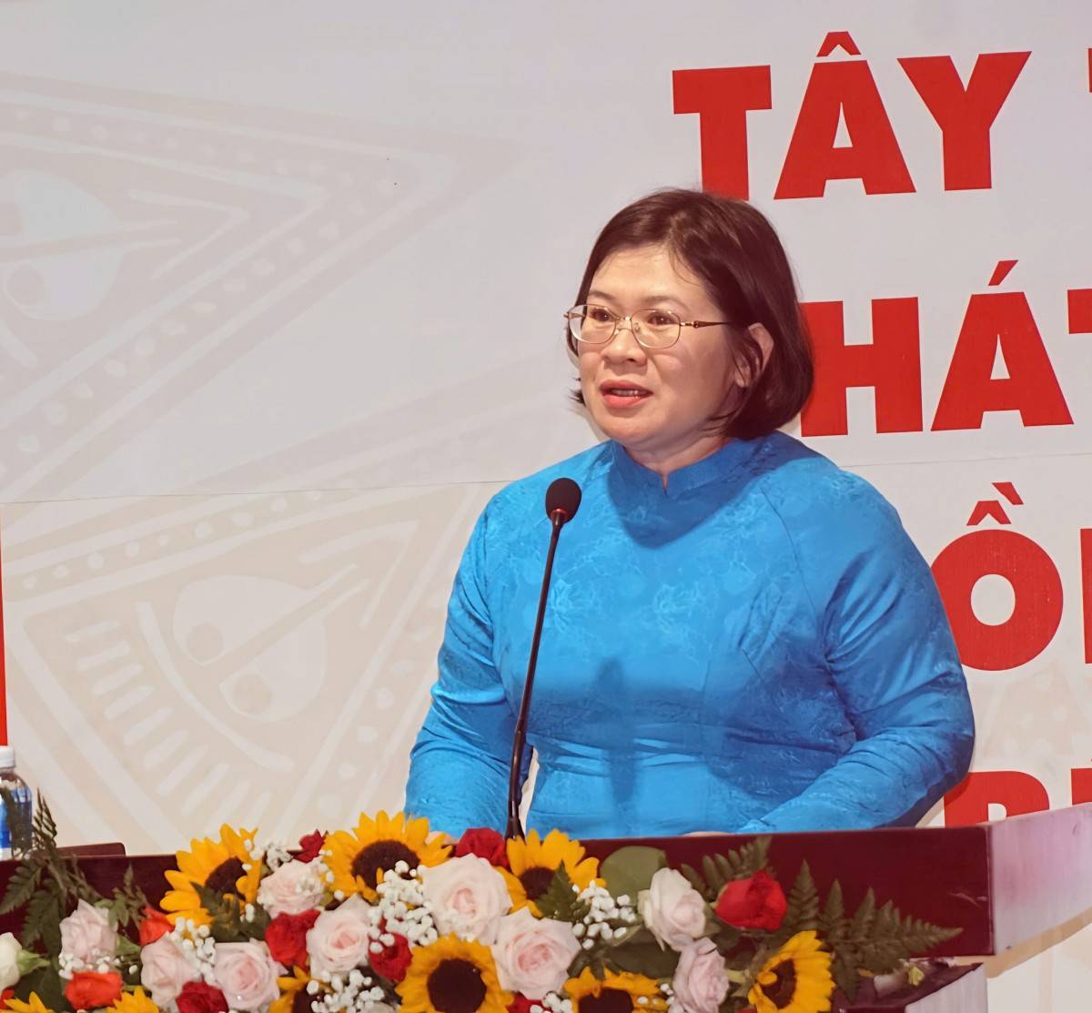  Ủy viên Ban Thường vụ Thành ủy, Trưởng Ban tổ chức Thành ủy TP. Hồ Chí Minh Văn Thị Bạch Tuyết phát biểu chỉ đạo Đại hội.